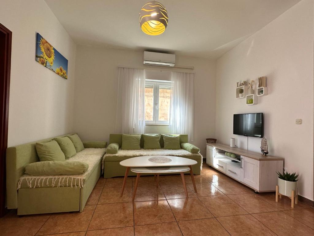 TV a/nebo společenská místnost v ubytování Apartments Armin
