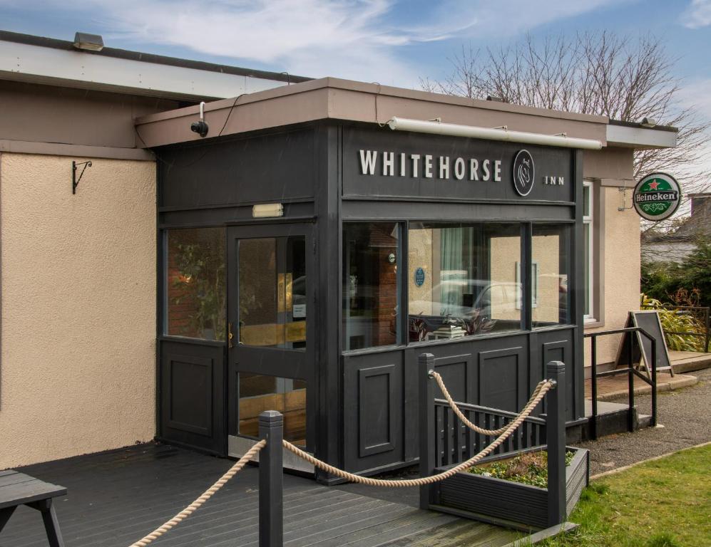 - un restaurant blanc entouré d'une chaîne dans l'établissement White Horse Inn, à Balmedie