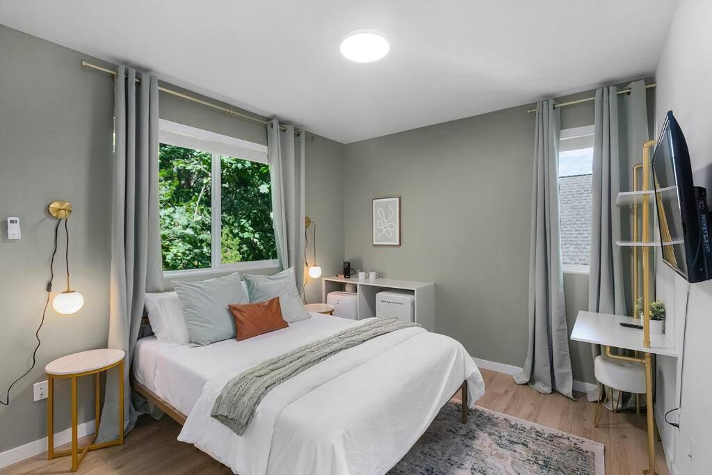 西雅圖的住宿－Jimi's Sweet Suite - 84 Walkscore，卧室设有一张白色大床和一扇窗户。