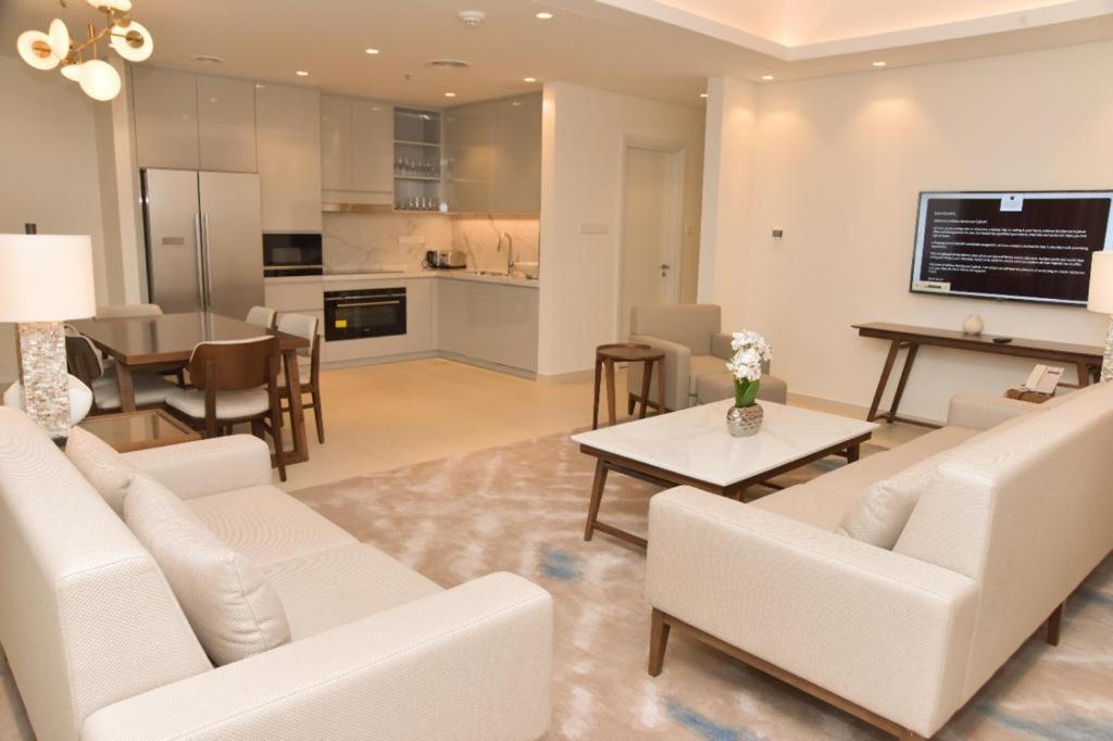 Il comprend un salon avec un mobilier blanc et une cuisine. dans l'établissement Three Bedroom Apartment at Address Residence Fujairah, à Sharm