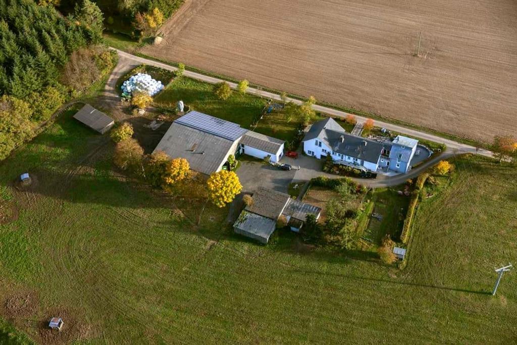 uma vista aérea de uma casa num campo em Ferienwohnung am Wald **** 