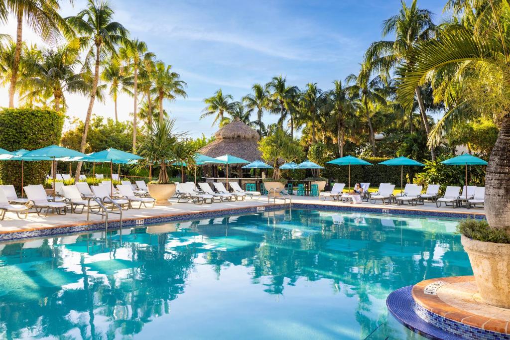 ein Pool im Resort mit Liegen und Sonnenschirmen in der Unterkunft The Palms Hotel &amp; Spa in Miami Beach