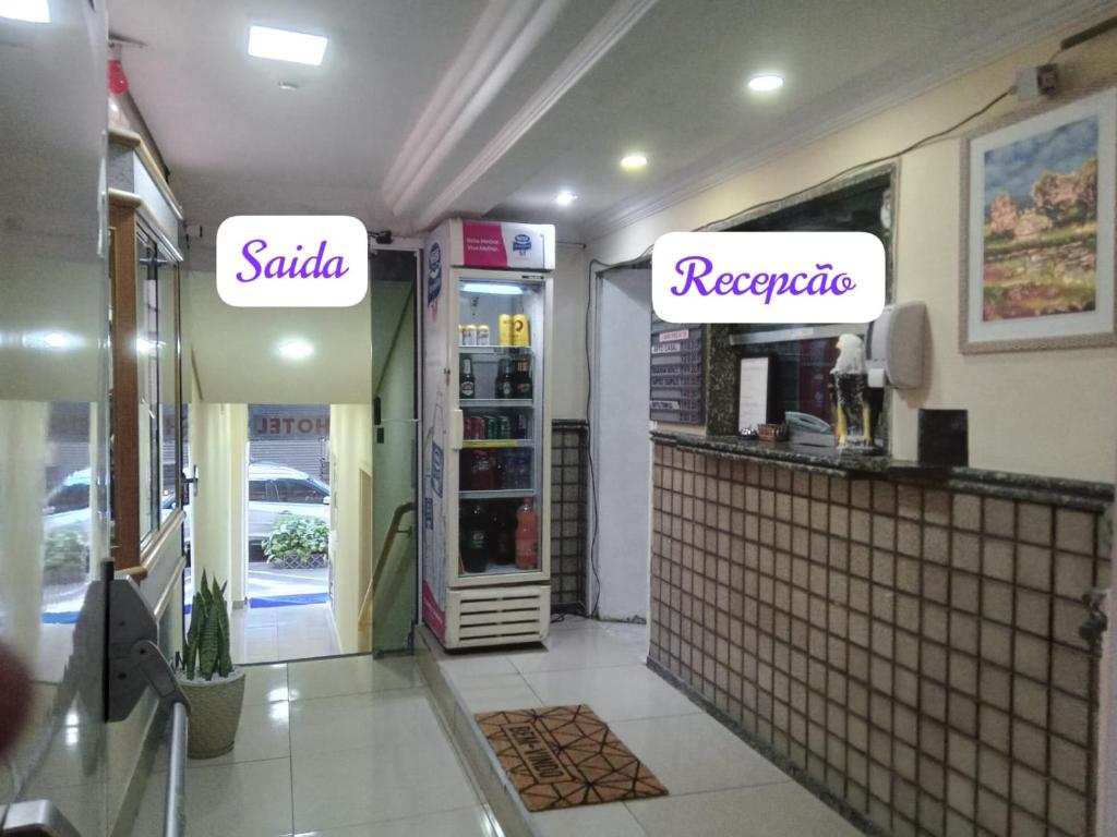 a restaurant with two signs that say saachi and recycle at Hospedaria Monumento in Sao Paulo