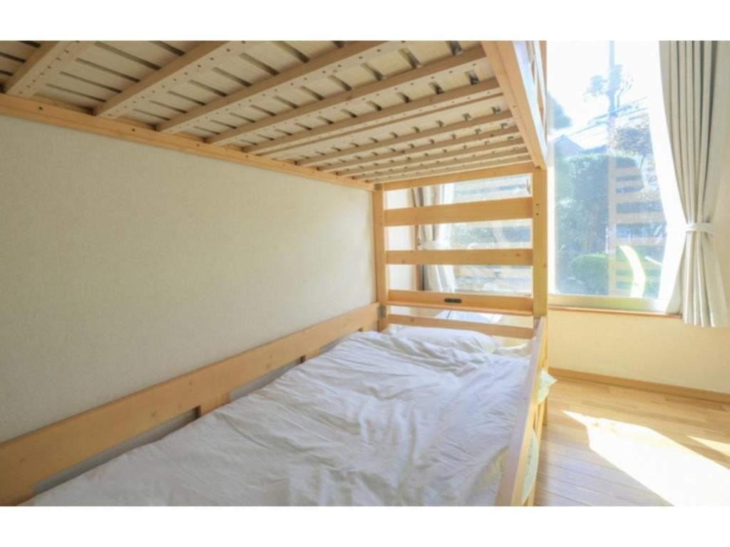 מיטה או מיטות קומותיים בחדר ב-Tottori Guest House Miraie BASE - Vacation STAY 41202v