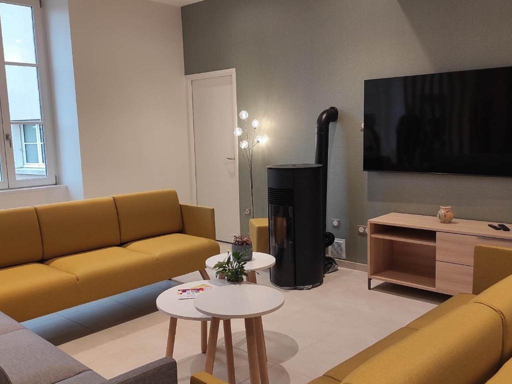 uma sala de estar com um sofá e uma televisão em Gîte Loye-sur-Arnon, 6 pièces, 15 personnes - FR-1-586-36 