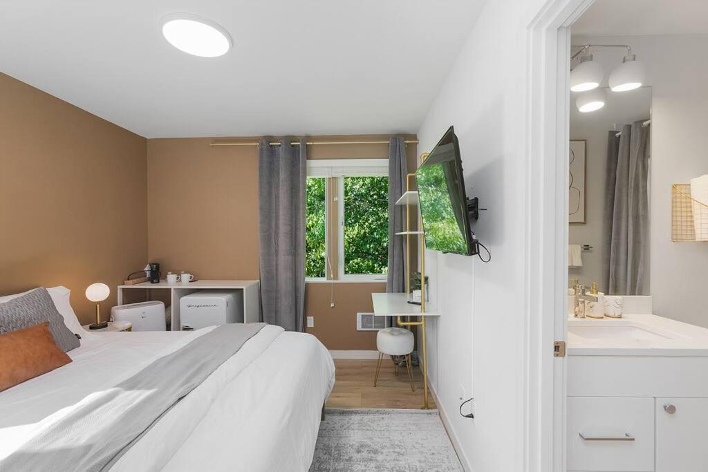 1 dormitorio con cama blanca y baño en Jerry's Sweet Suite - 84 Walkscore, en Seattle
