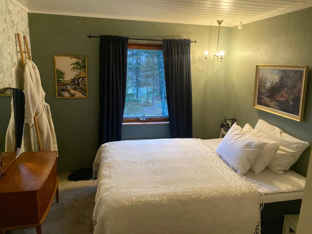 una camera con un grande letto e una finestra di Valberg Gjestegård a Valberg