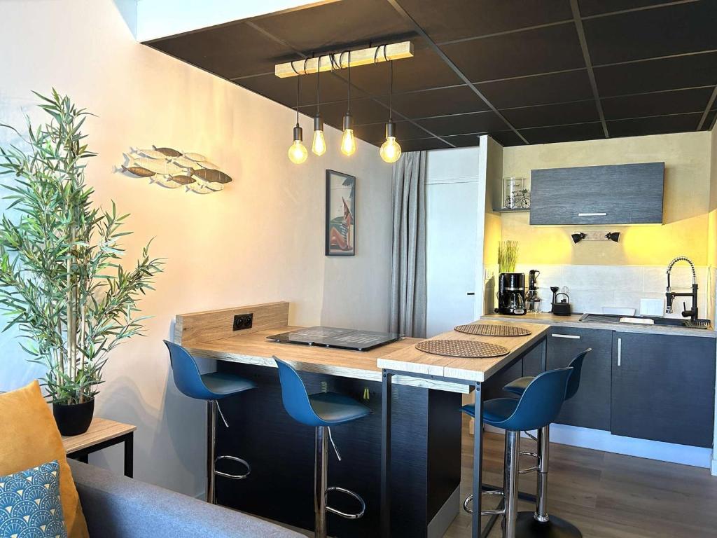Kuchnia lub aneks kuchenny w obiekcie Appartement Saint-Gilles-Croix-de-Vie, 2 pi&egrave;ces, 4 personnes - FR-1-224-799