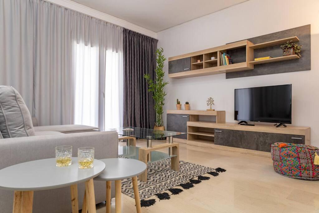 sala de estar con sofá y TV en Stefanos apartment Chania, en La Canea