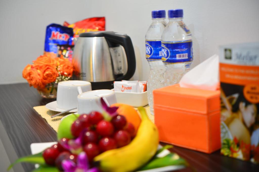 Příslušenství pro přípravu čaje a kávy v ubytování J Hotel - Bandara Soekarno Hatta