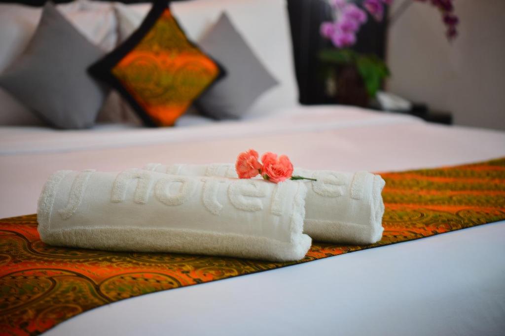 Postel nebo postele na pokoji v ubytování J Hotel - Bandara Soekarno Hatta