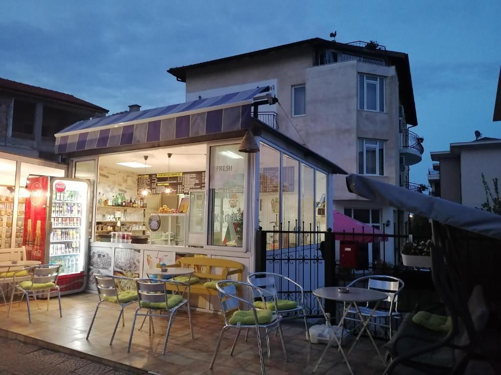 um restaurante com cadeiras e mesas numa varanda em Mechta Family Hotel em Obzor