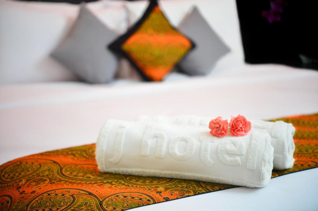 Postel nebo postele na pokoji v ubytování J Hotel - Bandara Soekarno Hatta
