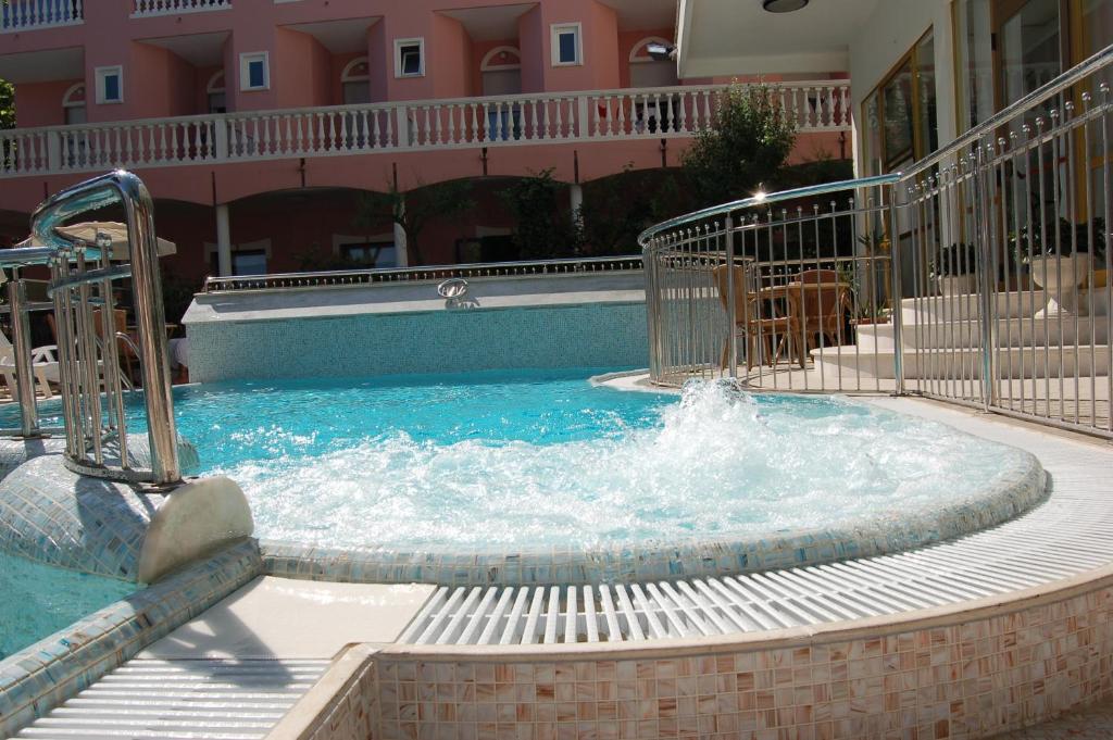 Bazén v ubytování Hotel Villa Verde nebo v jeho okolí
