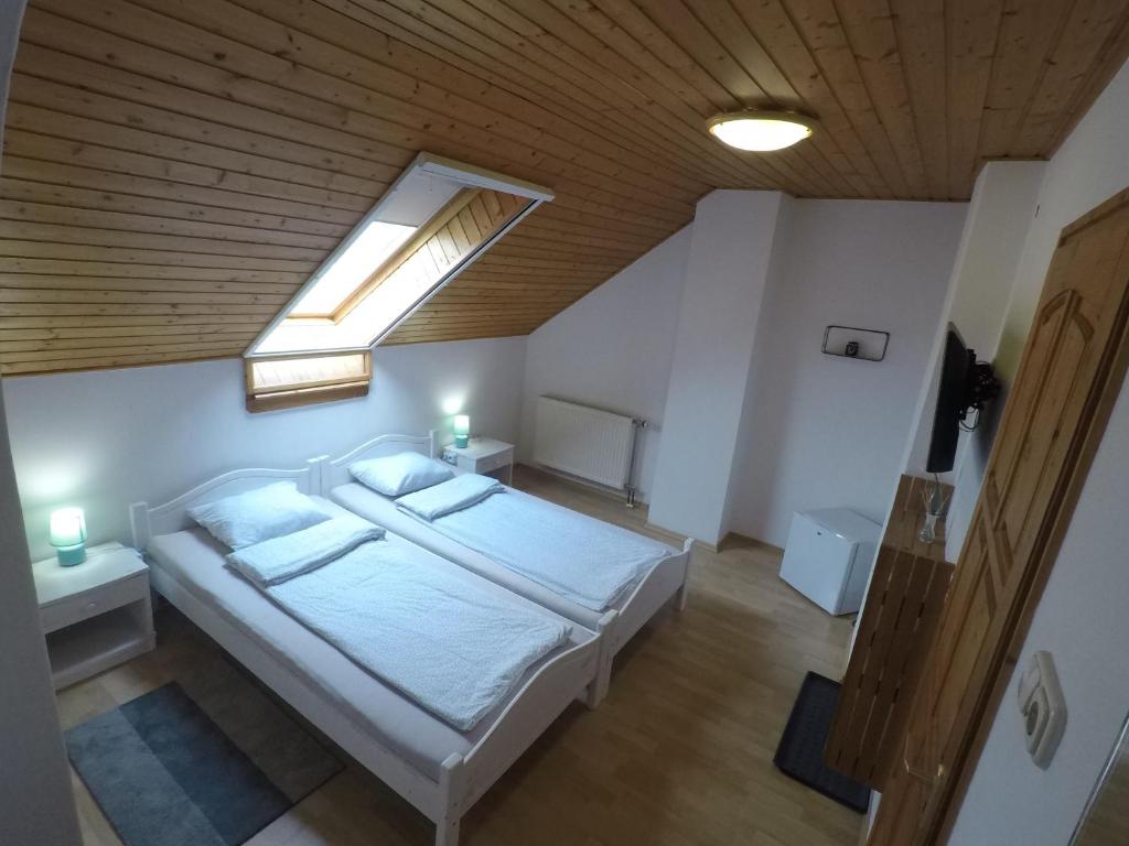Posteľ alebo postele v izbe v ubytovaní Napsütötte Kehida