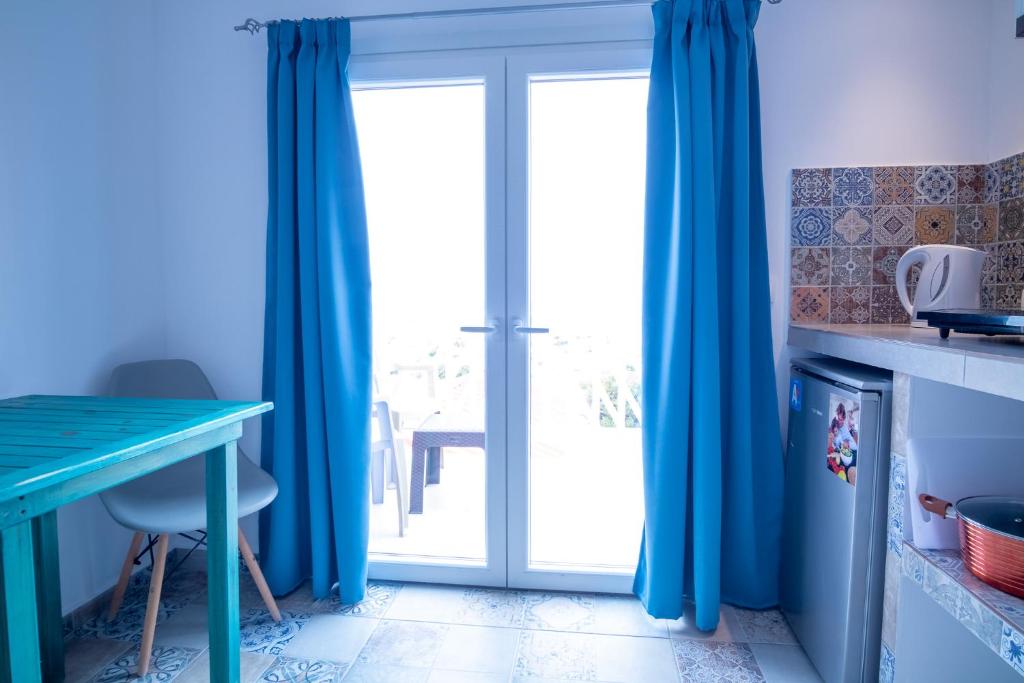Kuchyň nebo kuchyňský kout v ubytování Ta Kymata Karpathos