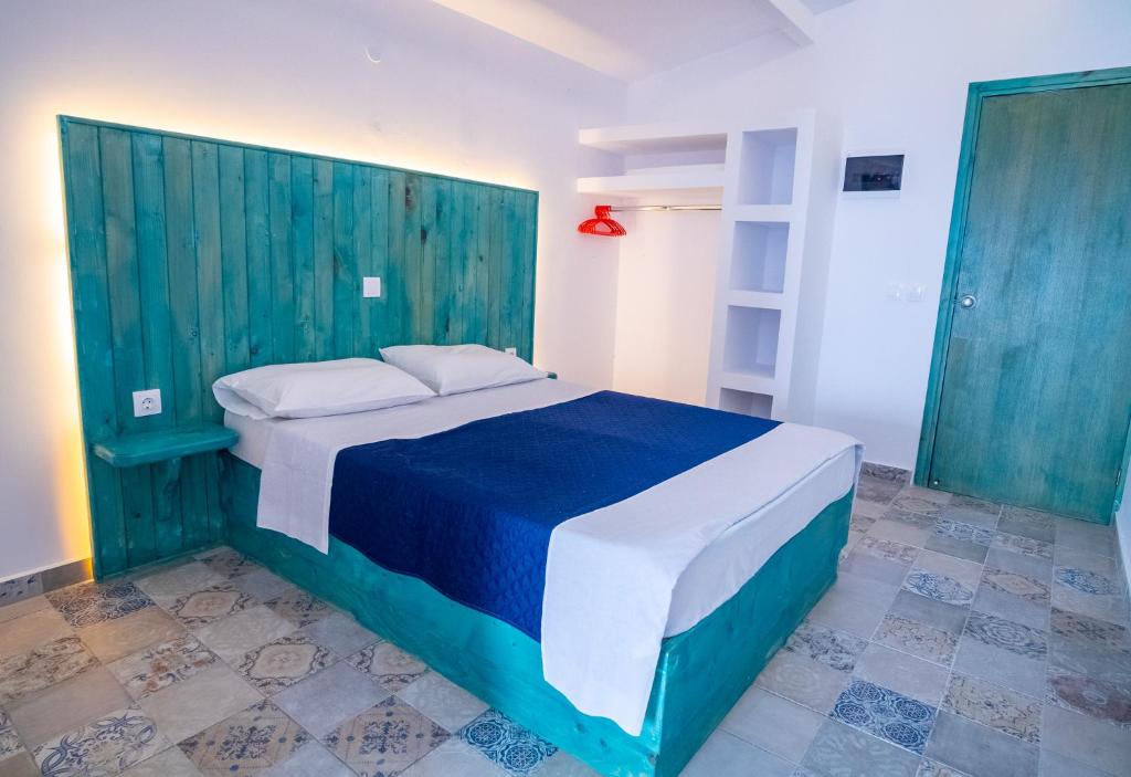 Postel nebo postele na pokoji v ubytování Ta Kymata Karpathos