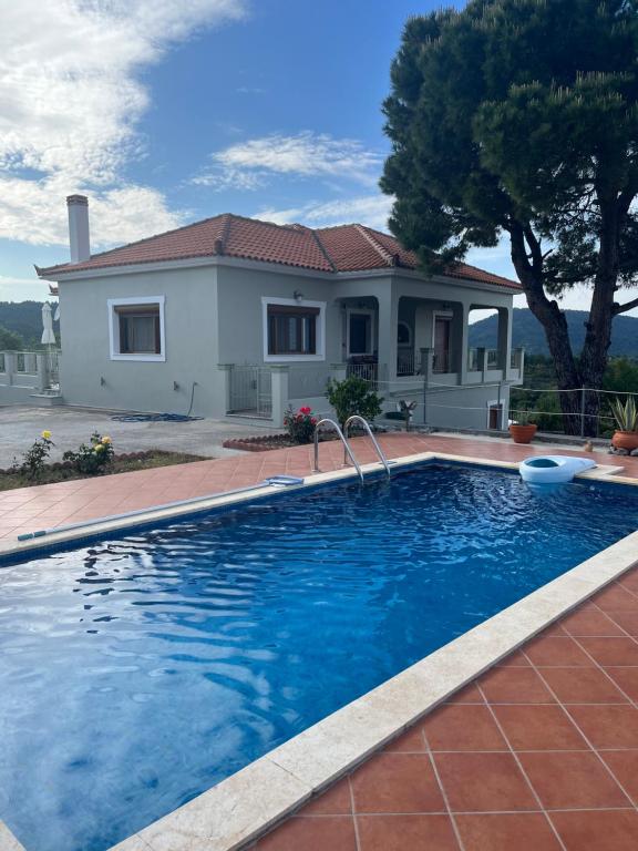 Bazén v ubytování Villa Ouranos in Pefkias nebo v jeho okolí