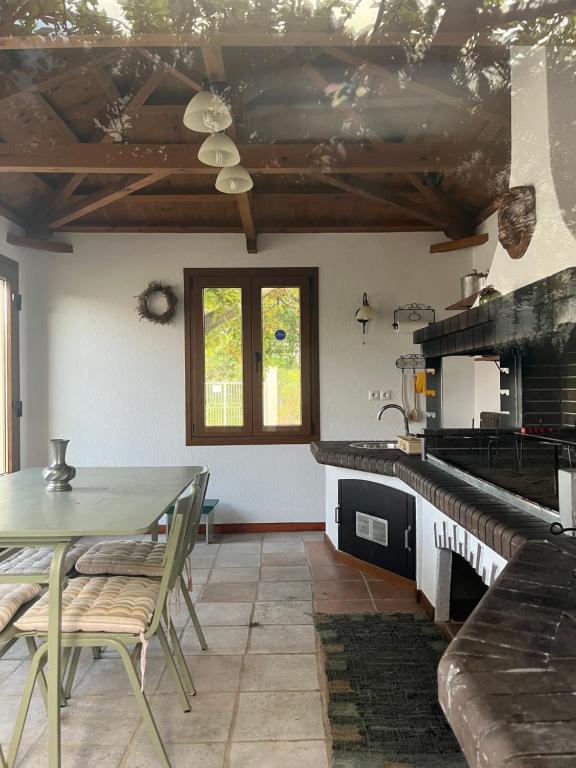 Kuchyň nebo kuchyňský kout v ubytování Villa Ouranos in Pefkias