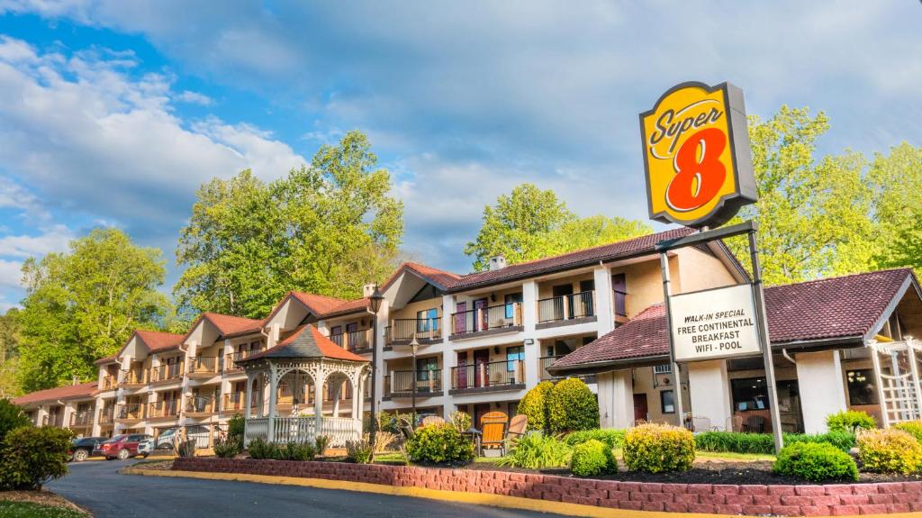 un cartel frente a un hotel en Super 8 by Wyndham Downtown Gatlinburg at Convention Center, en Gatlinburg