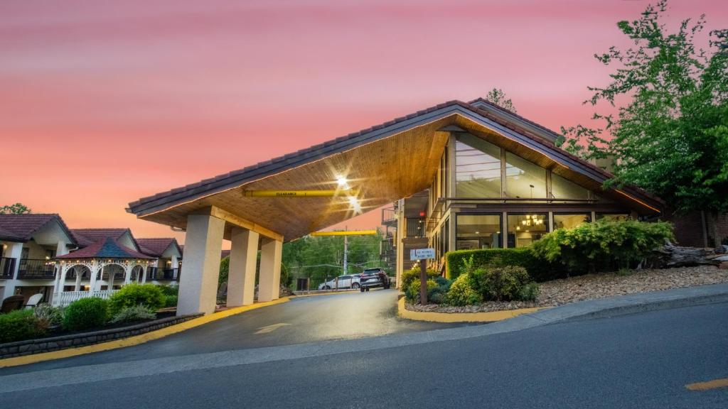 Super 8 by Wyndham Downtown Gatlinburg at Convention Center photo