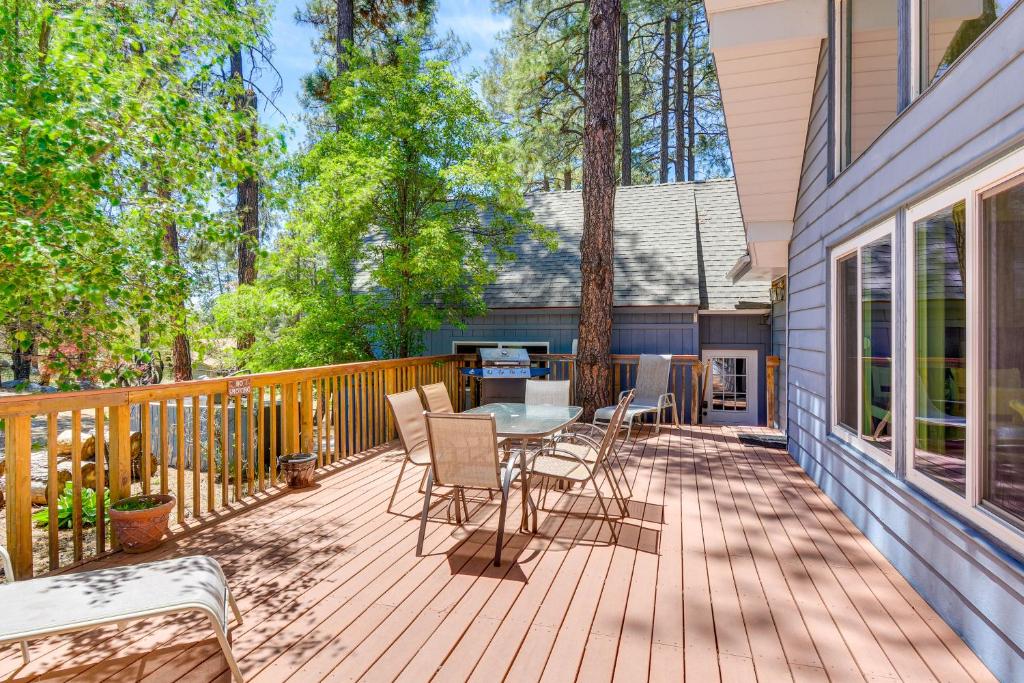 een terras met een tafel en stoelen op een huis bij Prescott A-Frame with Deck - 12 Mi to Lynx Lake! in Prescott