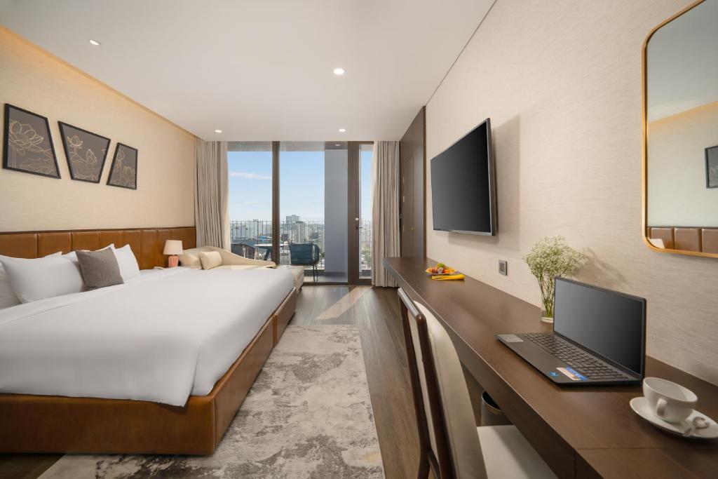 Deluxe with Balcony and City View - High Floor