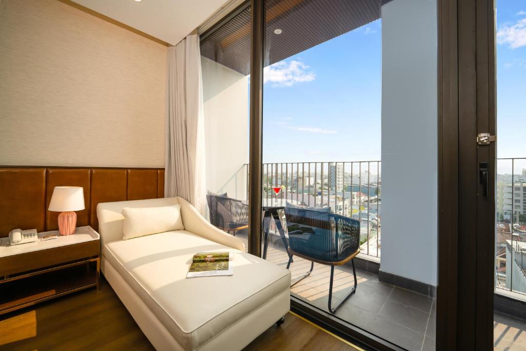 Deluxe with Balcony and City View - High Floor