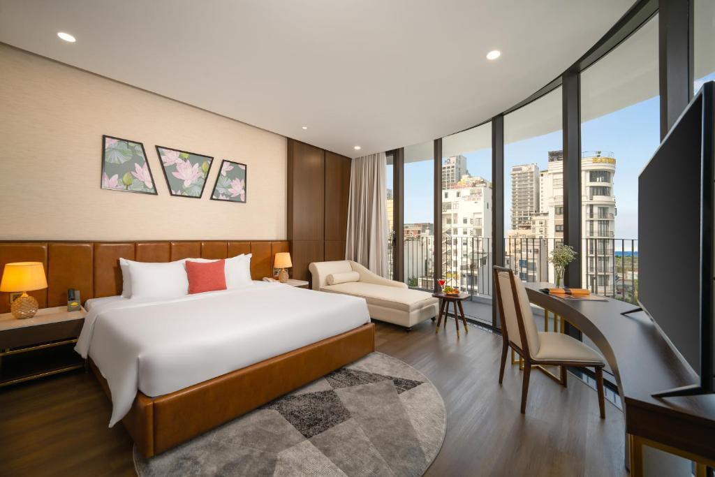 Panoramic Suite with Balcony