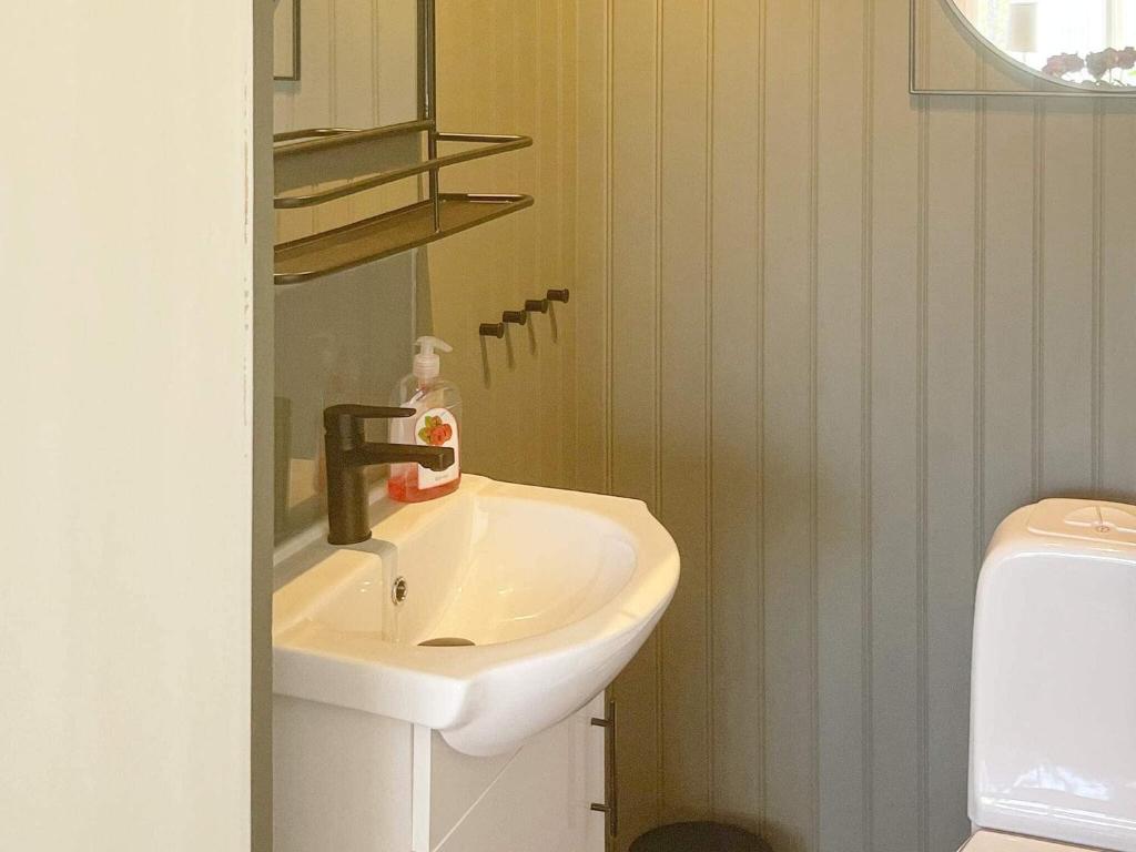 Koupelna v ubytování Holiday home LJUNG