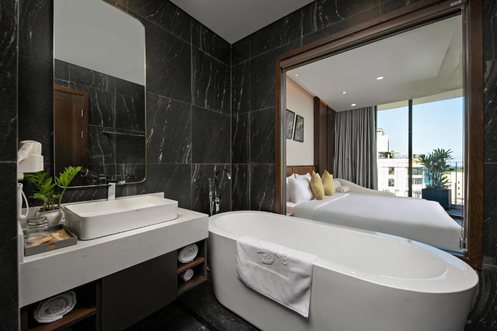 Panoramic Suite with Balcony