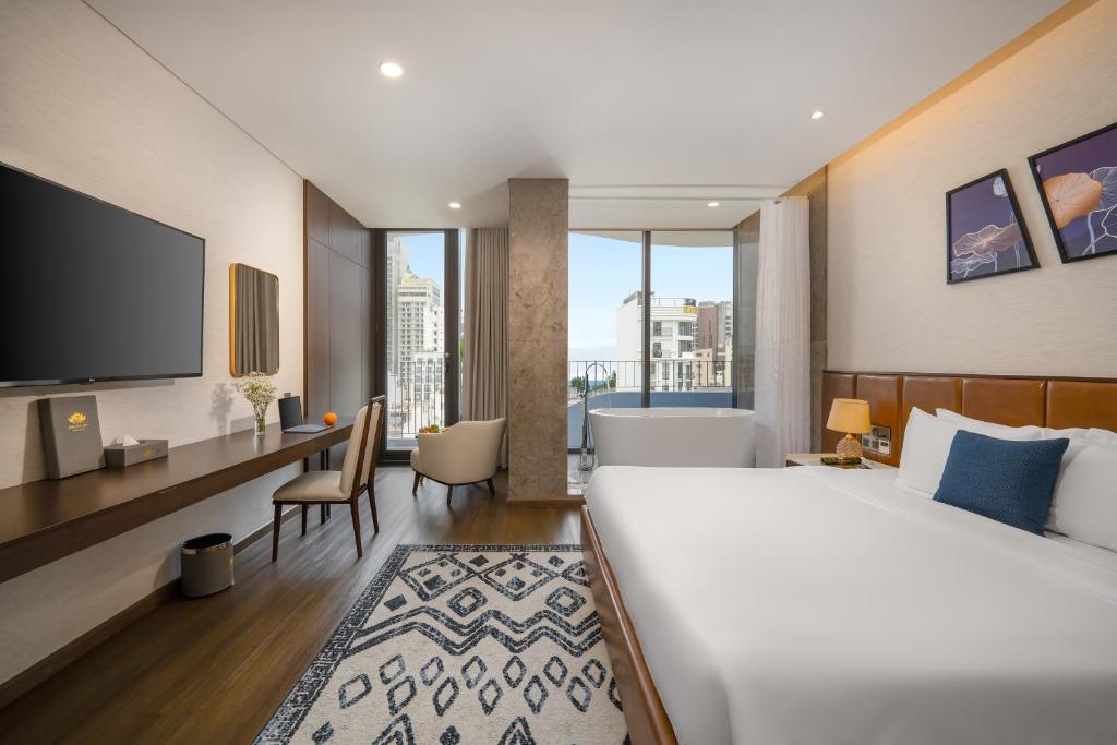 Deluxe Bathtub with Balcony and City View - High Floor