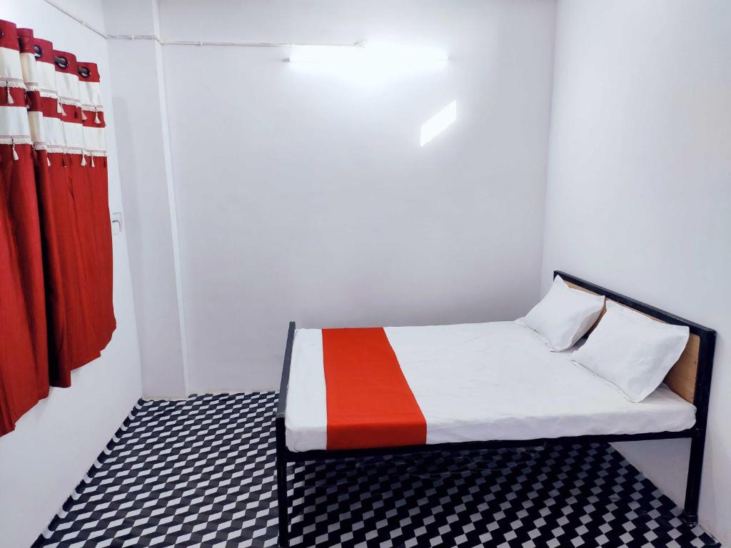 Una cama o camas en una habitación de SPOT ON 80770J Hotel Relax Inn