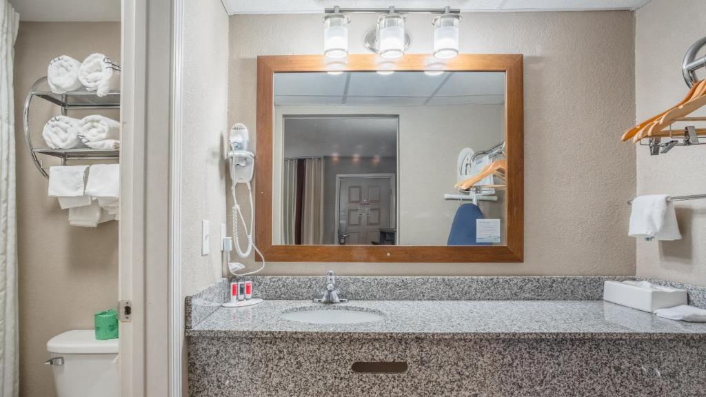 Super 8 by Wyndham Downtown Gatlinburg at Convention Center photo