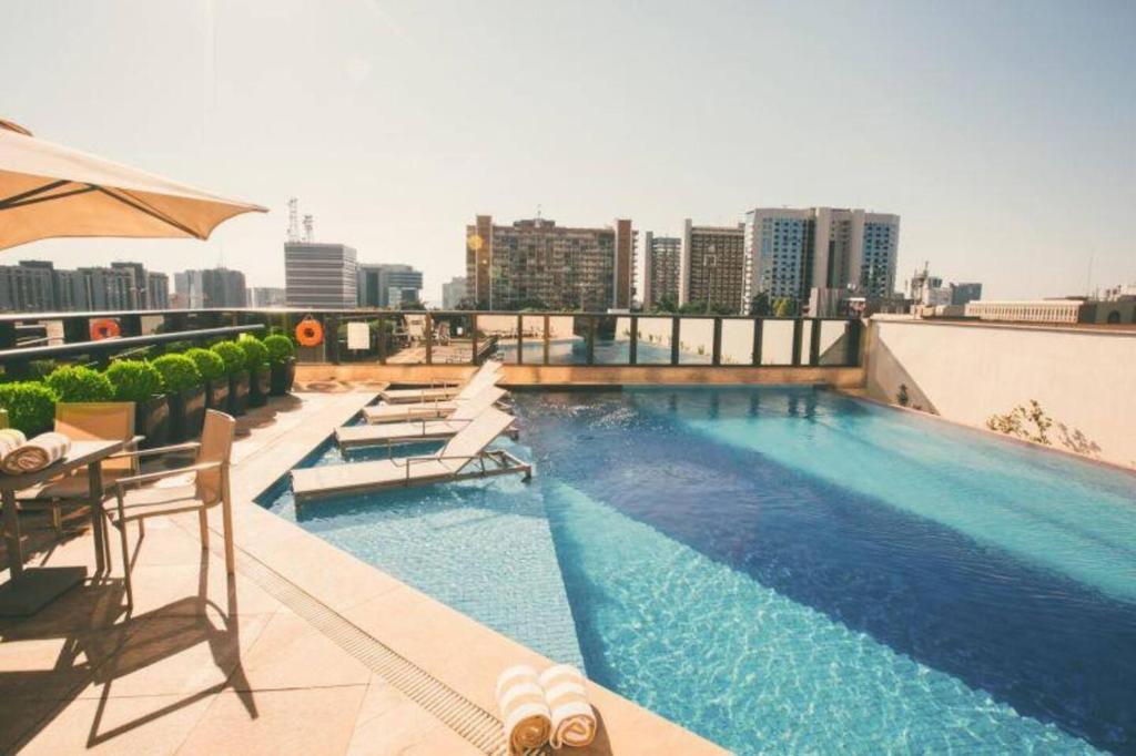 a swimming pool on the roof of a building at CULLINAN HOTEL flat de luxo apartamento 302 in Brasilia