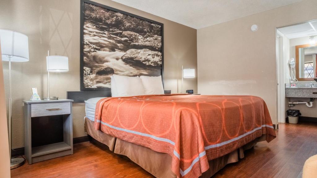 Super 8 by Wyndham Downtown Gatlinburg at Convention Center photo