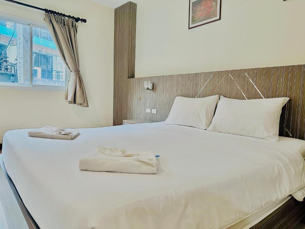 Postel nebo postele na pokoji v ubytování Cocoon Patong Hotel