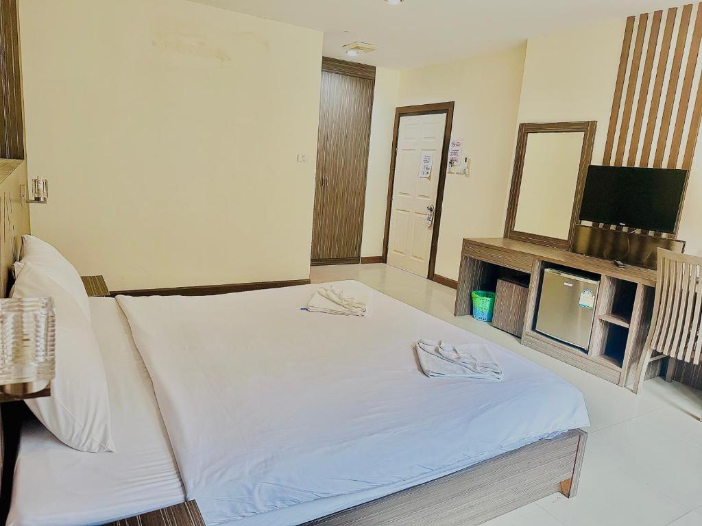 Postel nebo postele na pokoji v ubytování Cocoon Patong Hotel