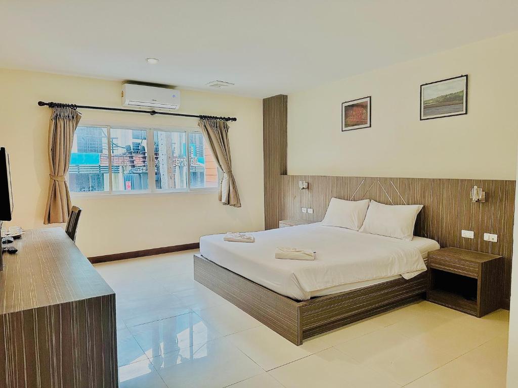 Postel nebo postele na pokoji v ubytování Cocoon Patong Hotel