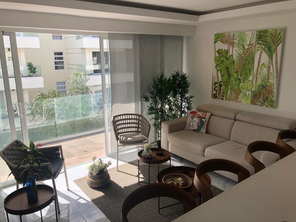 Apartamento nuevo Cap Cana tesisinde bir oturma alanı