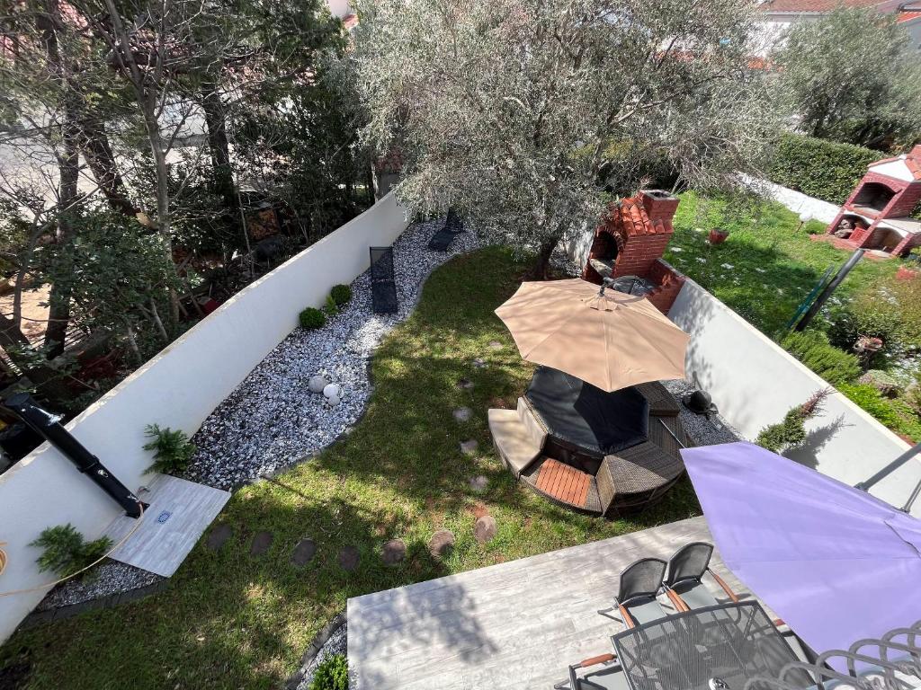 an overhead view of a garden with an umbrella at Villa Mungo in Starigrad-Paklenica