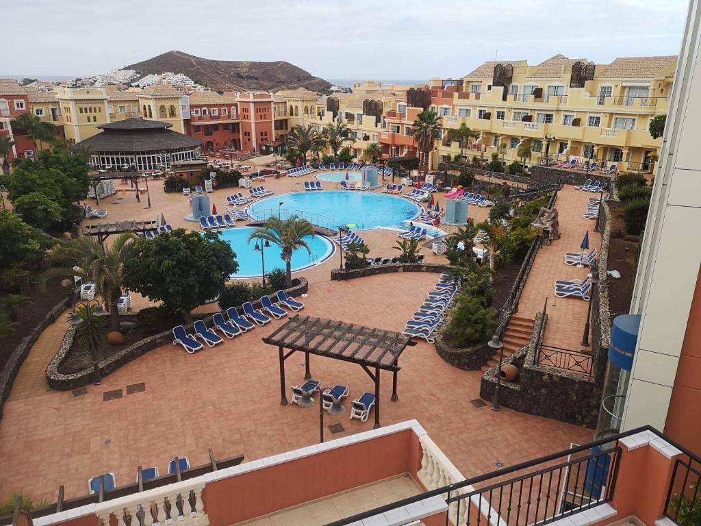 vista para uma piscina num resort em Sunny apartament em El Guincho
