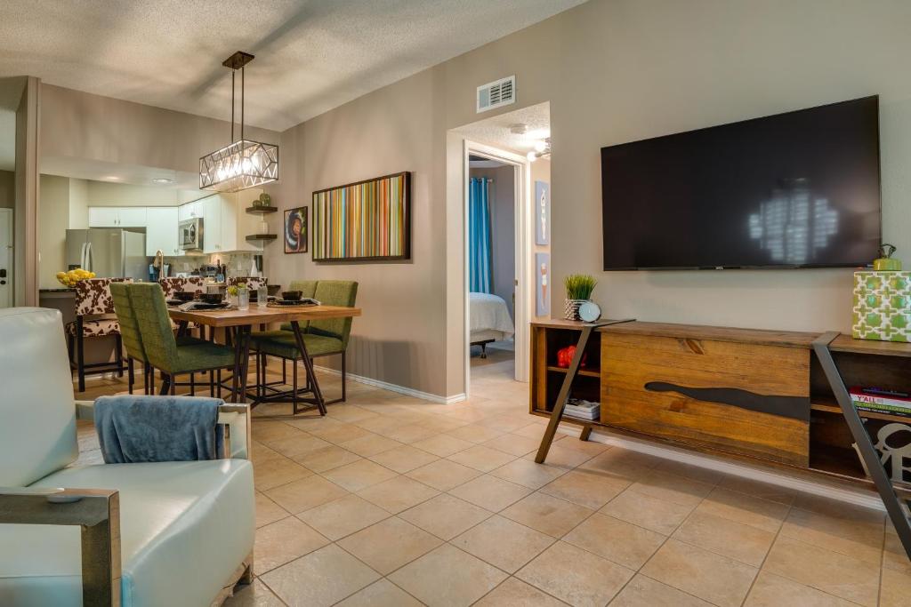 Modern Riverfront Condo, 1 Mi to Schlitterbahn!, New Braunfels