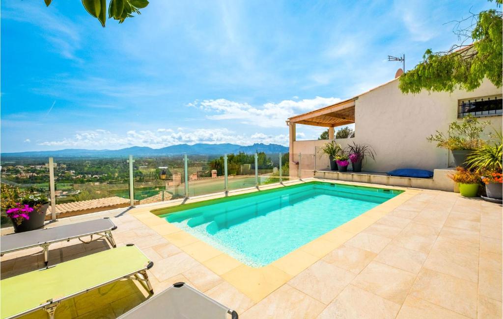 une piscine avec vue sur les montagnes depuis une maison dans l'établissement Lovely Home In Roquebrune-Sur-Argens, à Roquebrune-sur Argens