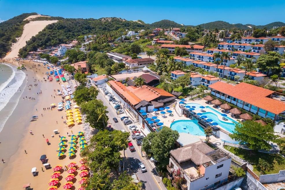 een luchtzicht op een strand en een resort bij D Beach Resort in Natal