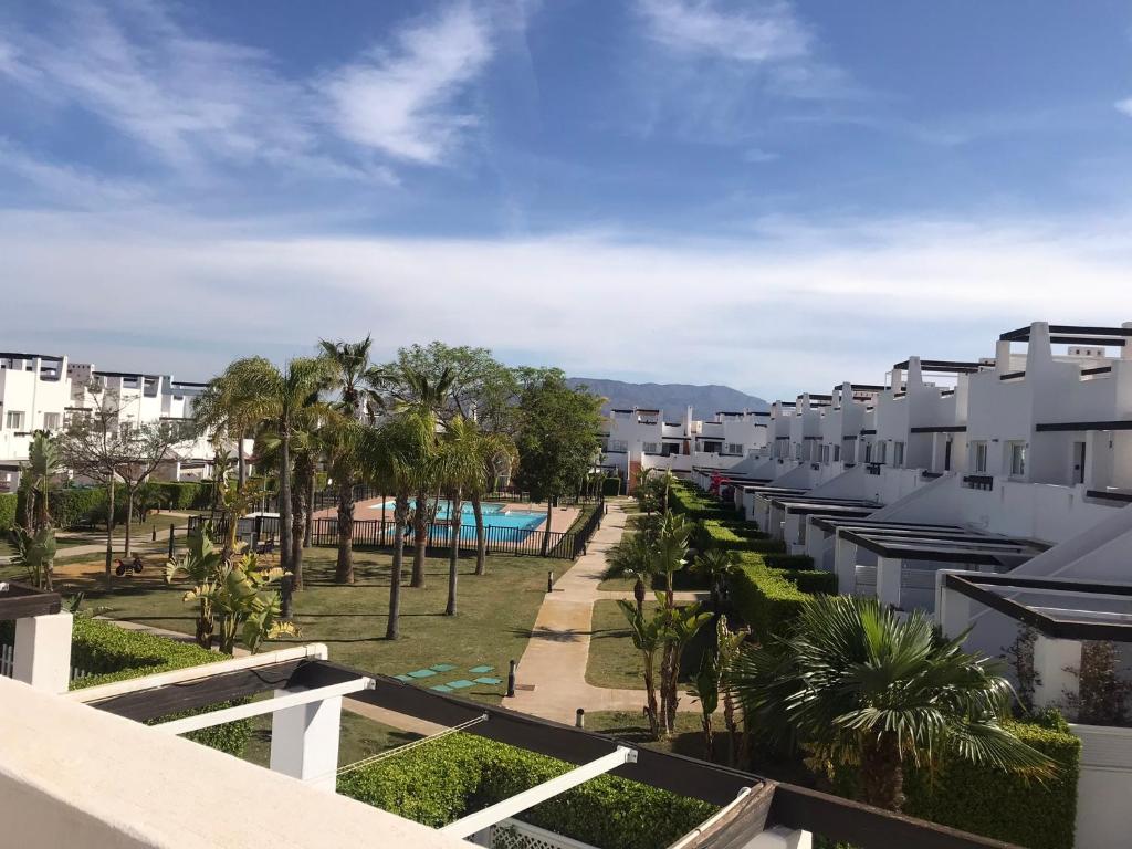 een uitzicht vanaf het balkon van een resort bij Casa Bella in Murcia