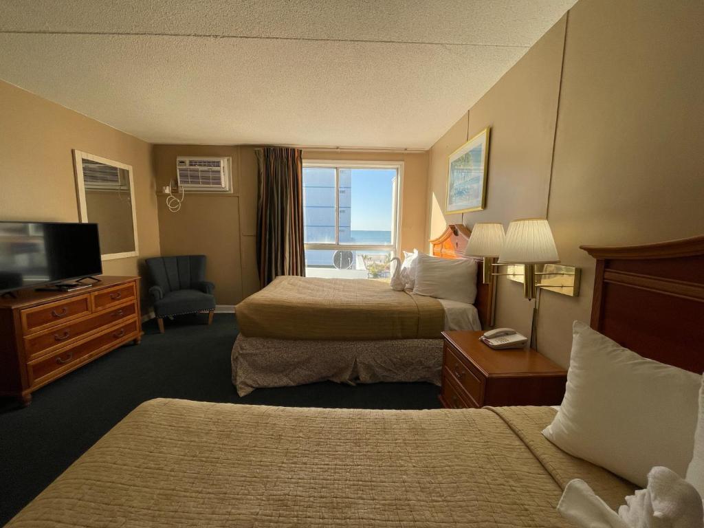 Ein Bett oder Betten in einem Zimmer der Unterkunft Polynesian Oceanfront Hotel