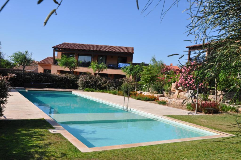 una piscina frente a una casa en Les Suites Golf Bonmont, en Bonmont Terres Noves