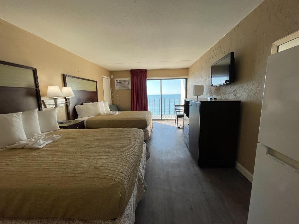 Ein Bett oder Betten in einem Zimmer der Unterkunft Polynesian Oceanfront Hotel