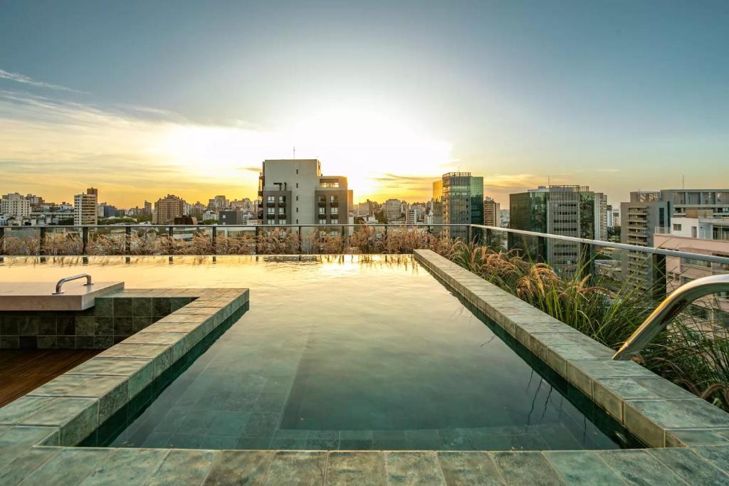 basen na dachu z panoramą miasta w tle w obiekcie Cityhome GO 24 Porto Alegre w mieście Porto Alegre